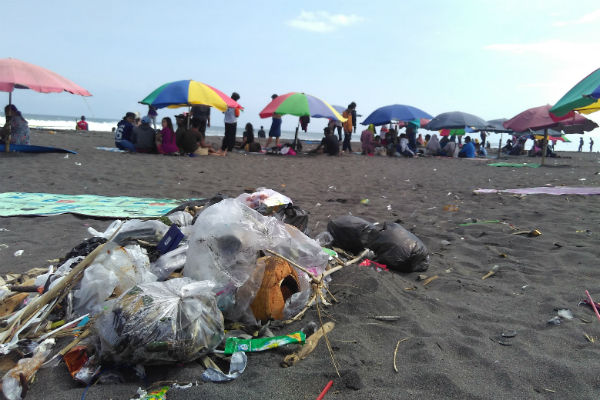 nyaris hanyut di pantai