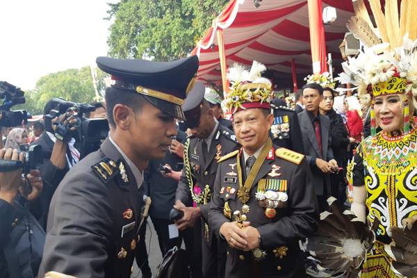 Kapolri Tito Karnavian dan Istri Tampil ala Suku Dayak di HUT Ke-73 RI