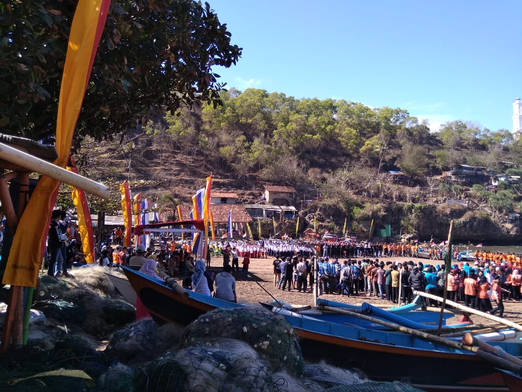 pengibaran bendera di laut.