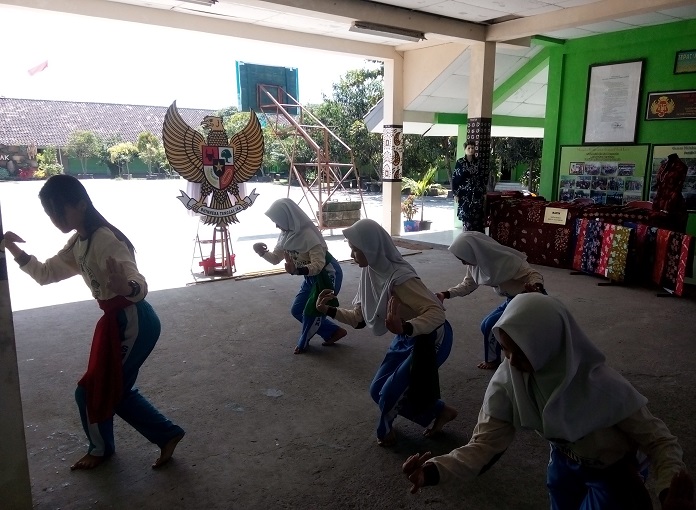 pengenalan lingkungan sekolah