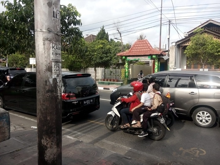 Mengantar Anak ke Sekolah