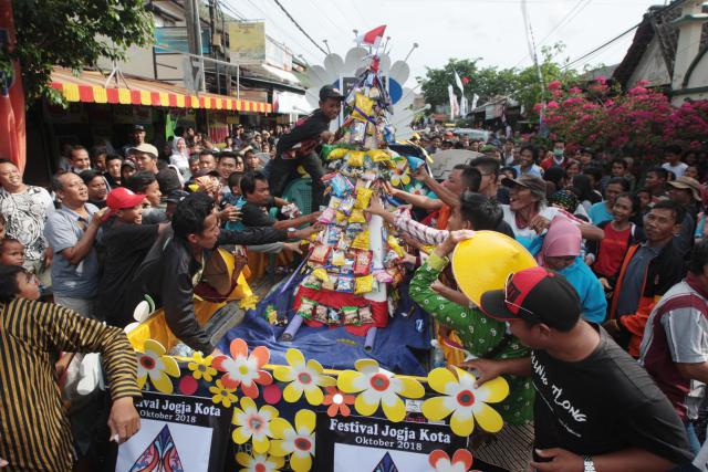 Warga Berebut Isi Gunungan Grebeg Pasar 2018