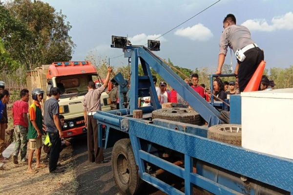 Truk Berisi Pakan Ternak dan 10 Penumpang