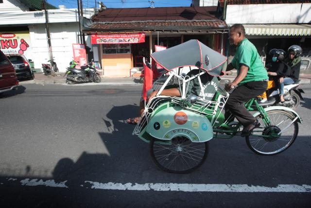 tirai pembatas Becak