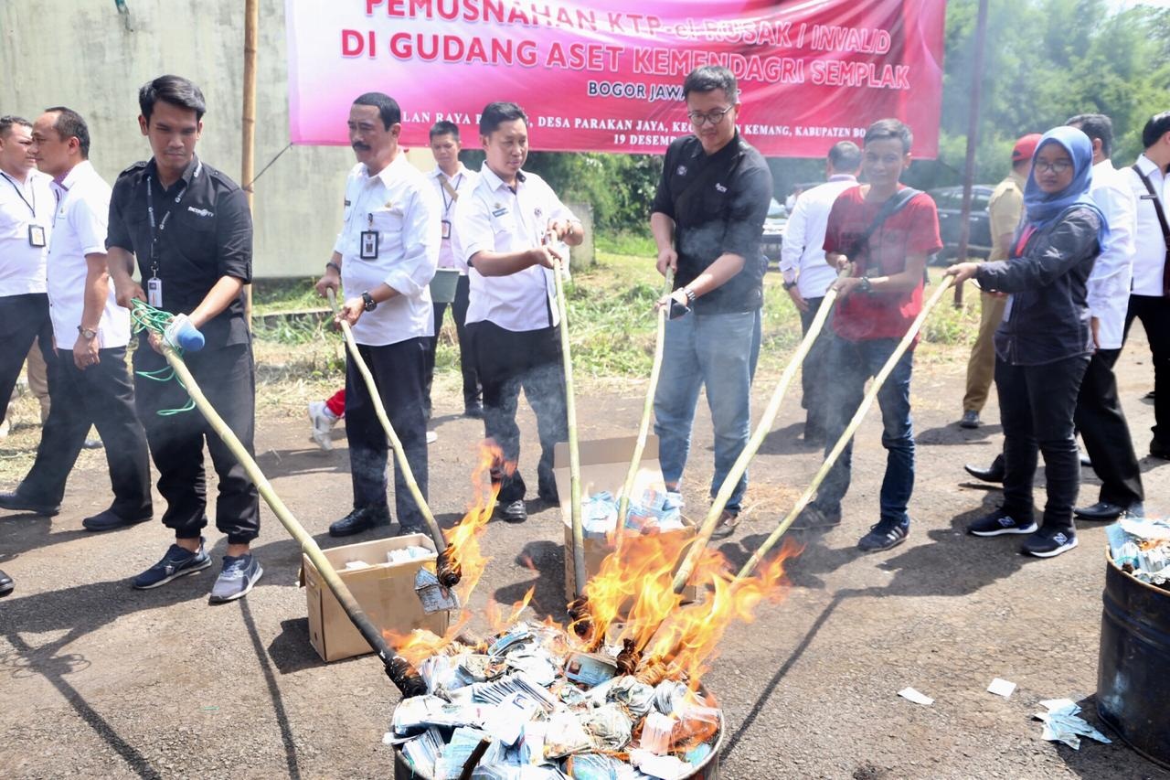 Kemendagri Musnahkan 1.3 juta e-KTP Rusak atau Invalid