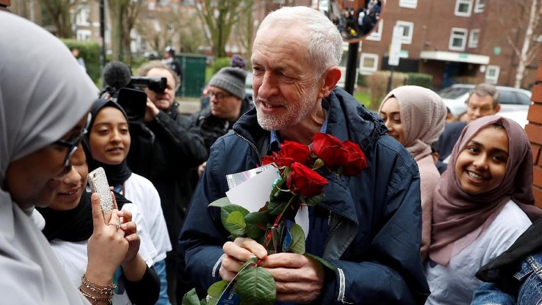 Jeremy Corbyn Dilempar Telur