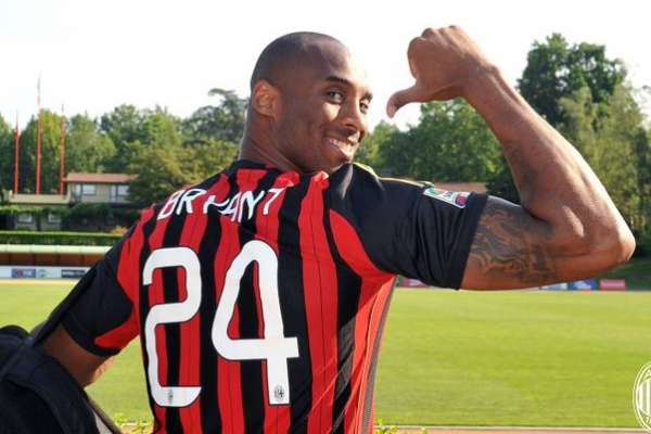 AC Milan Mengenakan Ikat Lengan Hitam