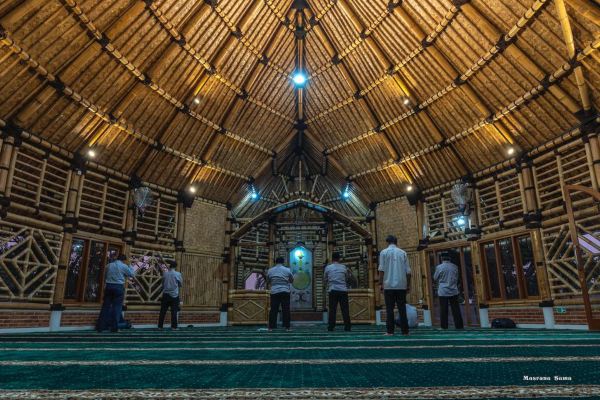 beribadah ke masjid