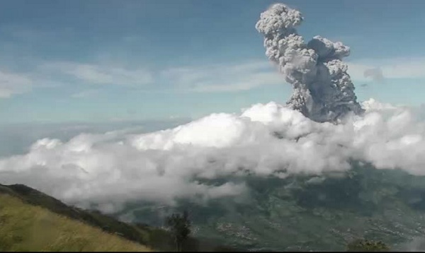 luncuran awan panas