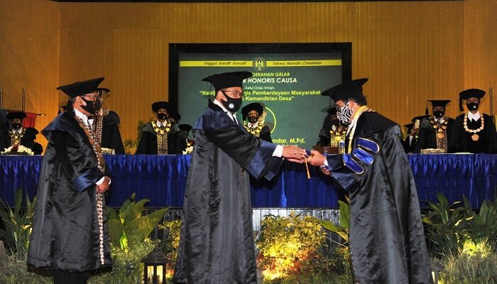 doktor honoris causa (HC)