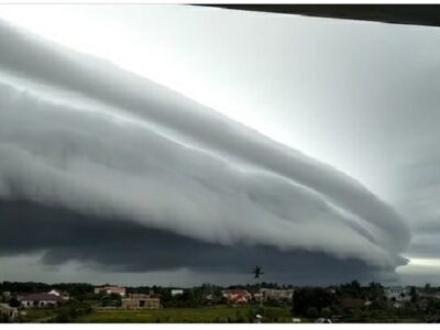 awan mirip gelombang tsunami