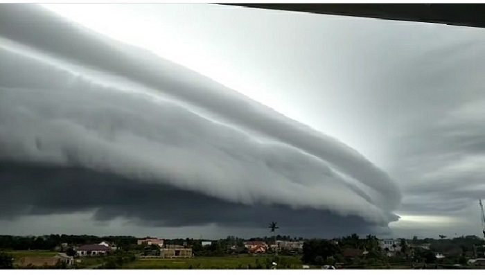 awan mirip gelombang tsunami