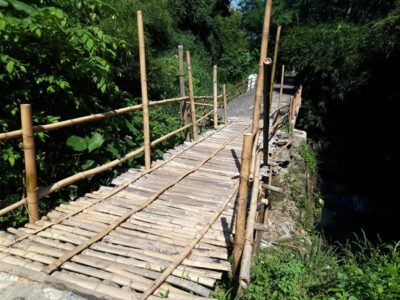 warga perbaiki jembatan sendiri