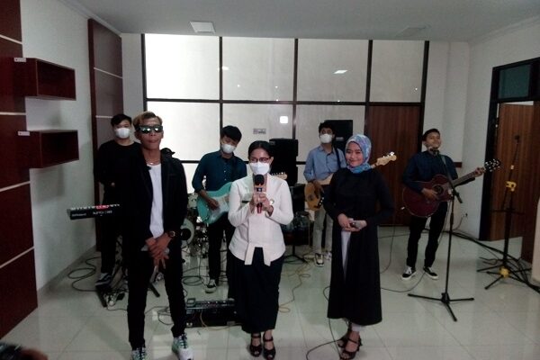 kepala DP3AP2 DIY Erlina dan band Aftershine