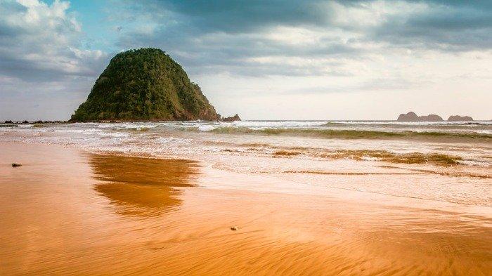 Pantai Pulau Merah Banyuwangi (Foto Stunde Binus)