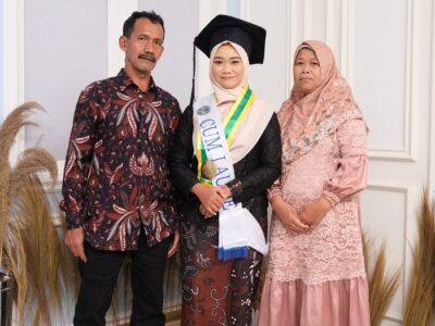 Rizqi wisuda UNY