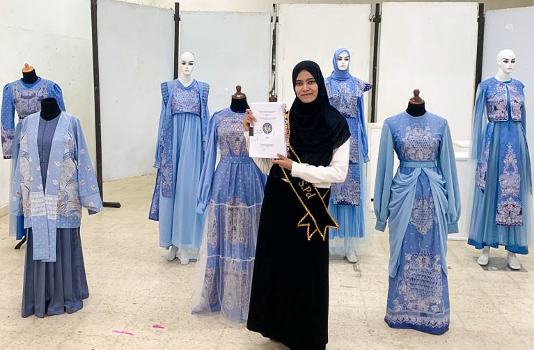 Di tangan mahasiswa UNY Bungong Jeumpa digubah menjadi sebuah karya seni berupa dress batik.