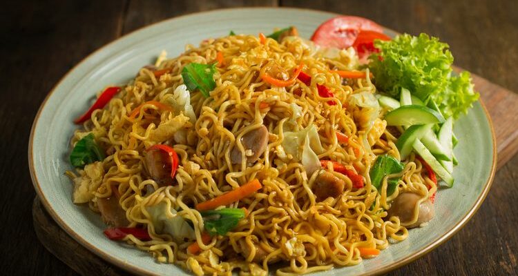 menu masakan nusantara makan Mi instan