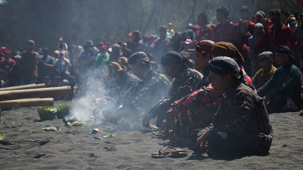 Tradisi Menyambut 1 Muharram di Pantai Goa Cemara