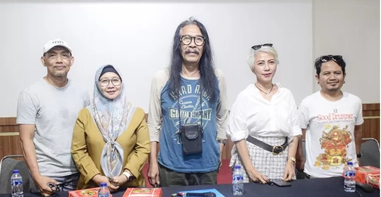 Bimo Wiwohatmo dan sejumlah seniman lain menghadirkan eksperimentasi tari berjudul Manah pada Selasa (8/8/2023) malam di Concert Hall TBY.