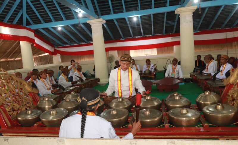 Tradisi nginang atau mengunyah sirih dengan bahan campuran lain rupanya masih bisa ditemukan di Kota Solo. Tradisi tersebut bisa dijumpai  seiring ditabuhnya sepasang gamelan sekaten.