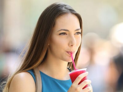 Minum Pakai Sedotan Bikin Wajah Cepat Keriput