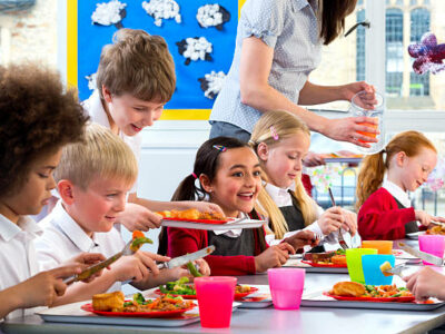 anak sekolah makan