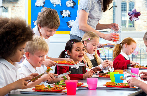 anak sekolah makan