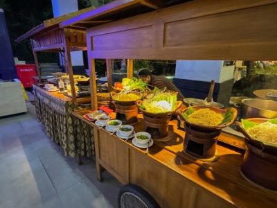 Angkringan Kimaya, Sensasi Kuliner Makanan Jawa di Pinggir Kolam Hotel Bintang Empat