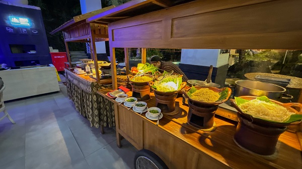 Angkringan Kimaya, Sensasi Kuliner Makanan Jawa di Pinggir Kolam Hotel Bintang Empat