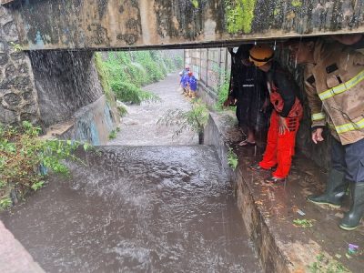 anak terbawa arus