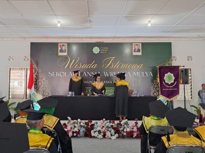 Wisuda Istimewa Sekolah Lansia Wredha Mulya