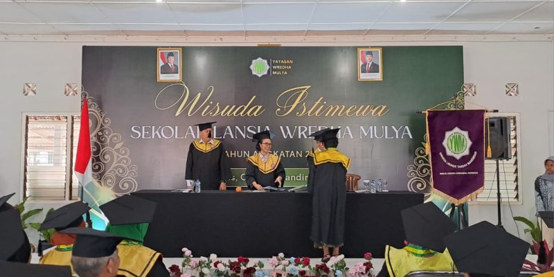 Wisuda Istimewa Sekolah Lansia Wredha Mulya
